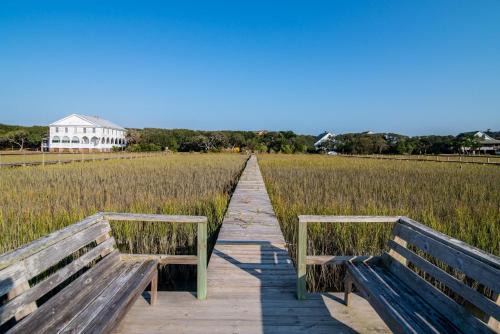 Pawleys Island Maison | Ocean Breezes Historic Home with Creek Dock