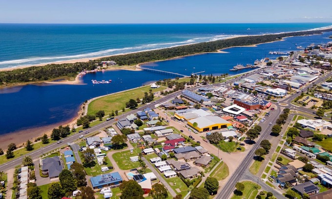 Lakes Entrance Maison | Just 300m from the foreshore and the iconic footbridge to 90 Mile Beach
