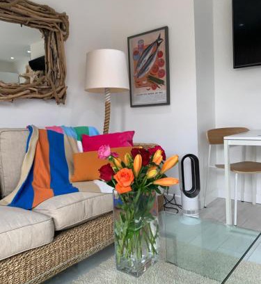 Brean Appartement | Ocean Drive Deluxe Apartment Continental Breakfast & Tray