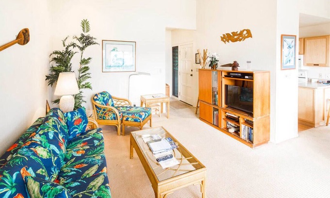 Lihue Copropriété | Ocean Edge Bliss w/Island Decor, Kitchen Ease, Lanai, Flat Screen, WiFi–Kaha Lani 327