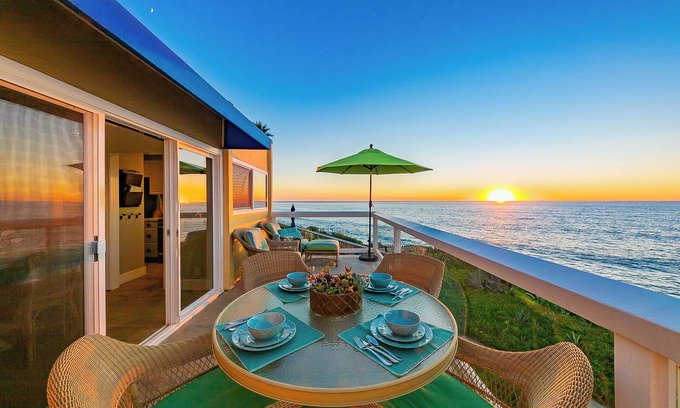 Ocean Beach Copropriété | OCEAN FRONT 2BD with Large Private Patio, Outdoor Dining, Parking, Views & Sunshine!