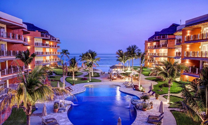 San Pedro Mixtepec Station Balnéaire | Ocean Front 4 Bedroom Penthouse with Resort Amenities Overlooking the Pacific!