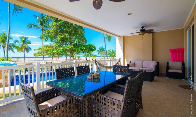 Barrio Los Villalobos Copropriété | Ocean front and just steps from the pools and ocean!