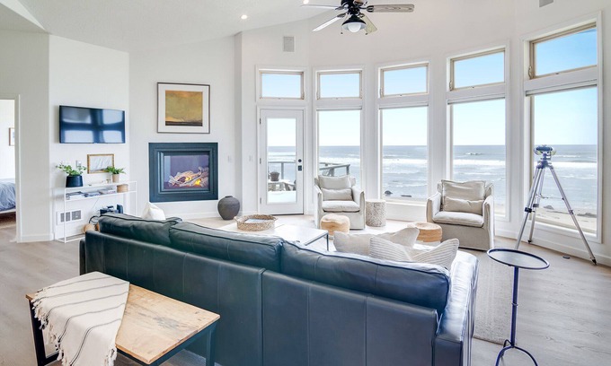 Seal Rock Maison | Ocean Front, Commanding Views, Sandy Beach, Seal Rock!