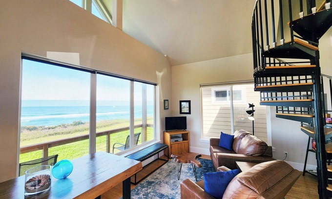 Yachats Maison | Ocean Front Cottage! Dog Friendly! Sleeps up to Four!