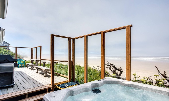 Tillicum Beach Maison | Ocean Front Home on Sandy Beach! Dog Friendly! Hot Tub!