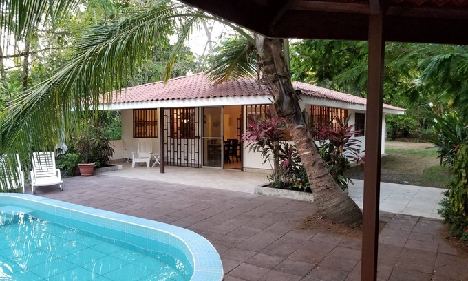 Parrita Maison | Maison en bord de mer! Playa Bandera, Parrita, Costa Rica - WIFI gratuit. Essayez de surfer!
