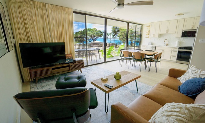Kihei Copropriété | OCEAN FRONT modern 2BR 2BA, king bed, laundry, beach, AC, pool, steps to beach!