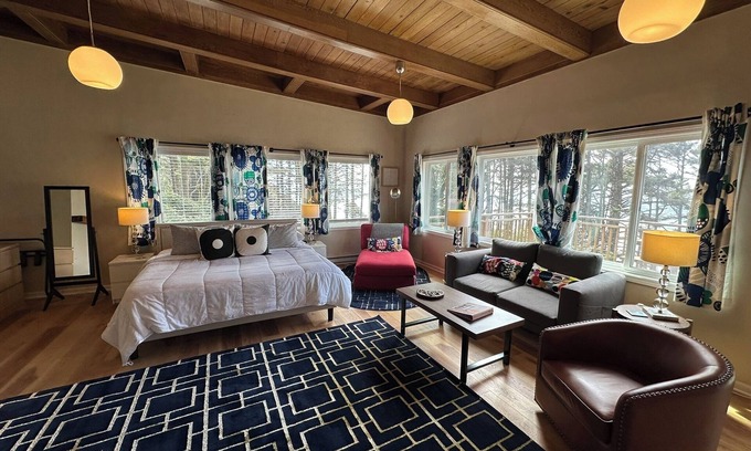 Yachats Appartement | Ocean Front, Sunrise at Oregon House, Stairs to the Beach!