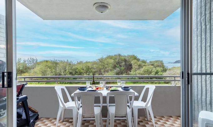 Nelson Bay Appartement | Ocean Shores, 5 27 Weatherly Close - waterfront unit with views to Shoal Bay and wifi