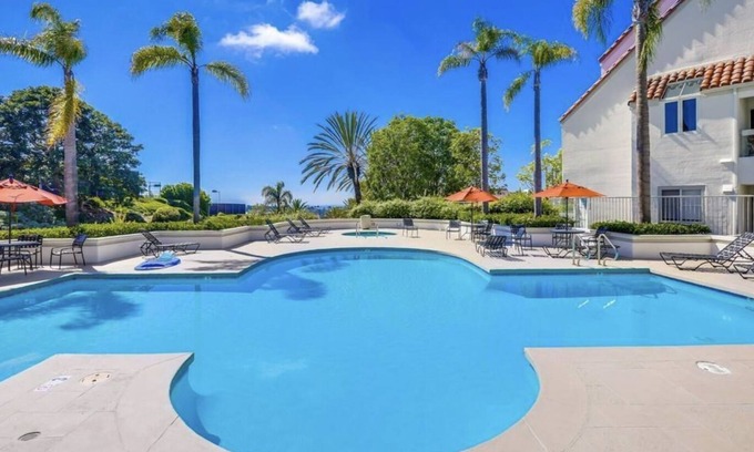 Laguna Niguel Maison | Ocean View 2BD/2BA Townhome with Air Conditioning, 2 Car Garage, Beach Gear