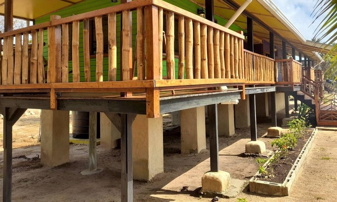 Gales Point Appartement | Ocean View Beachfront Green Cabana 4, AC, Wi-Fi, Swim Pool