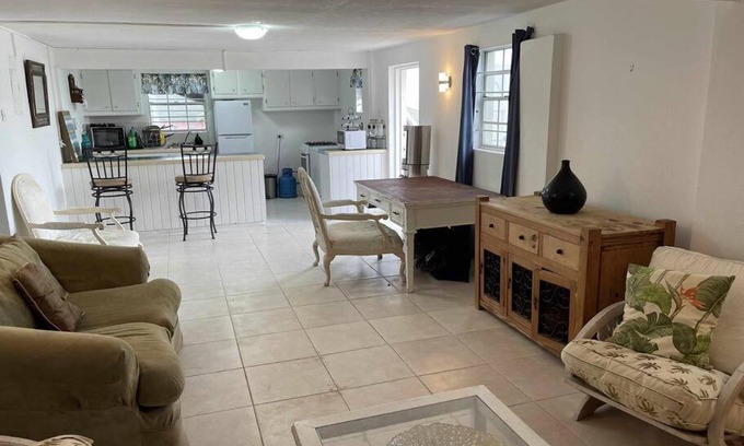 Rock Hall Appartement | Ocean view, breezy 2-Bedroom Apt by the cliff