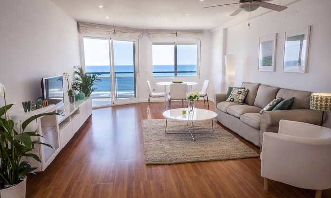 Grau i Platja Appartement | Appartement avec vue sur la mer situé sur la plage. Décoration moderne!