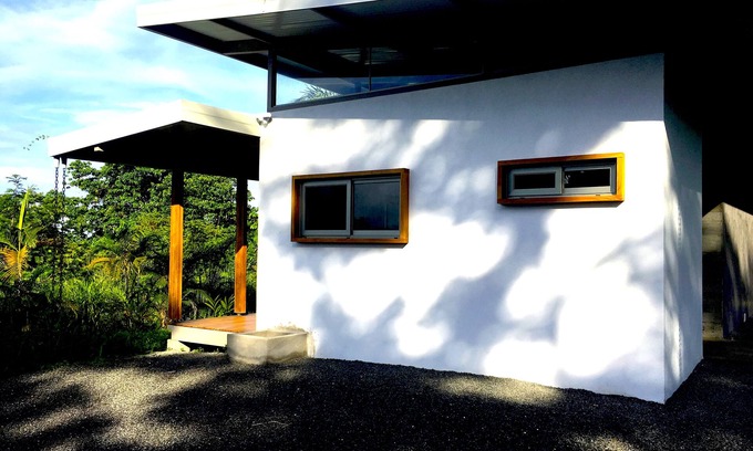 Cobano Maison | Vue sur l'océan depuis la chambre de cette nouvelle maison moderne. Situé au centre.