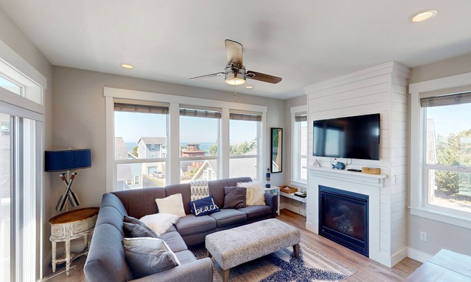 Gleneden Beach Maison | Ocean-view home with private hot tub, fireplaces, balcony - beach & pool access