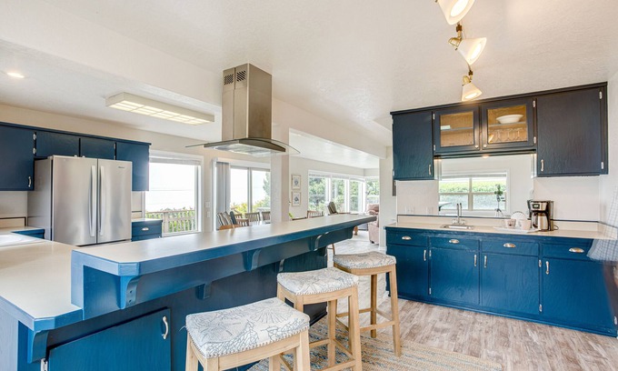 Waldport Maison | Vue sur l'océan, bain à remous, chiens bienvenus! 11 personnes! NUIT GRATUITE!