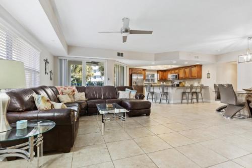 New Smyrna Beach Appartement | Ocean View Next to Pool and Amenities Corner Unit 3 Balconies OW20-201