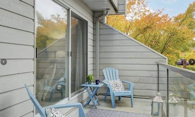 Sidney Copropriété | Ocean view one bedroom condo with indoor pool