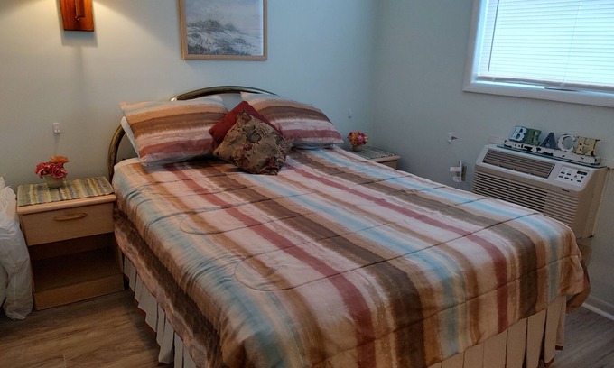 Wilmington Beach Copropriété | Ocean view, private balcony,pool,decked beach access 100 ft ,tiki bar across St