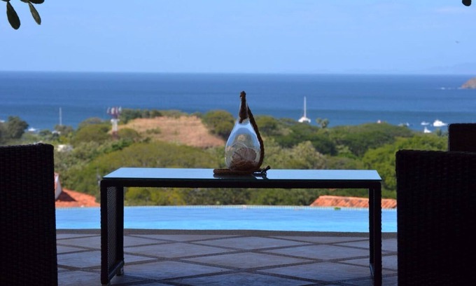 Coco Maison | Ocean View Single Story House avec piscine privée à débordement. 10 min à pied de la plage