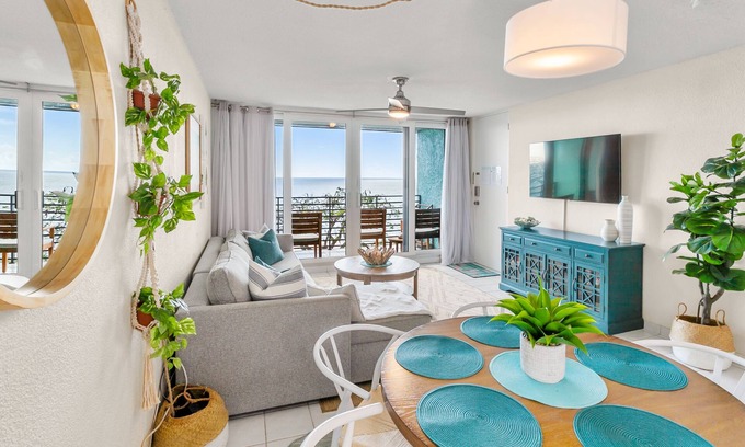Bolongo Bay Copropriété | Ocean View, Spacious Condo next to Pool