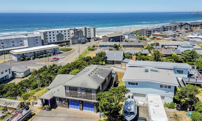 Newport Maison | Ocean-View, Upper-Level Guest House Near Nye Beach with a Hot Tub