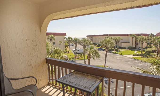 St. Augustine Beach Copropriété | Ocean View Villa. Étapes à la plage. Piscine, bain à remous, Wi-Fi gratuit, pour 6 personnes