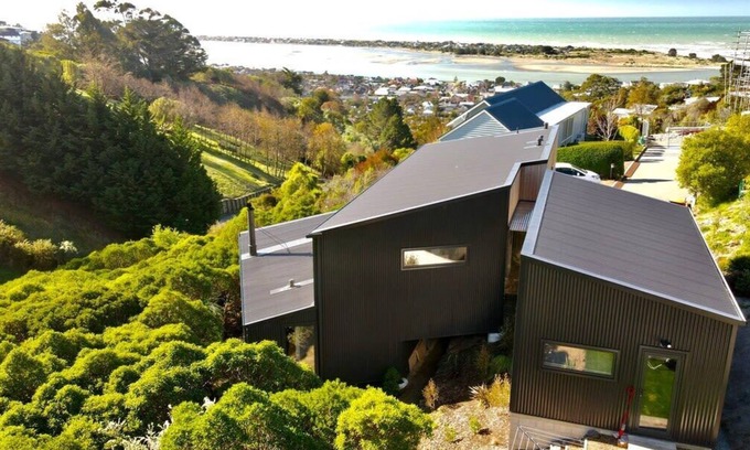 Redcliffs Maison | Ocean Views at Rapanui Lodge- 4BR Gem with Parking