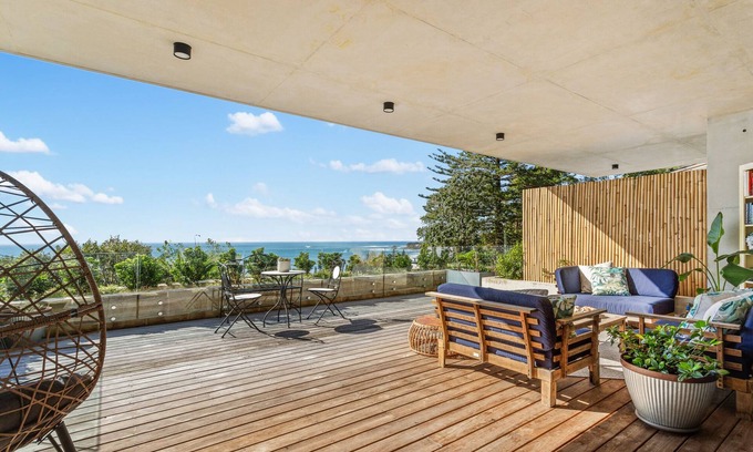 Collaroy Beach Appartement | Ocean Views, Deck and Parking at Beach Apartment