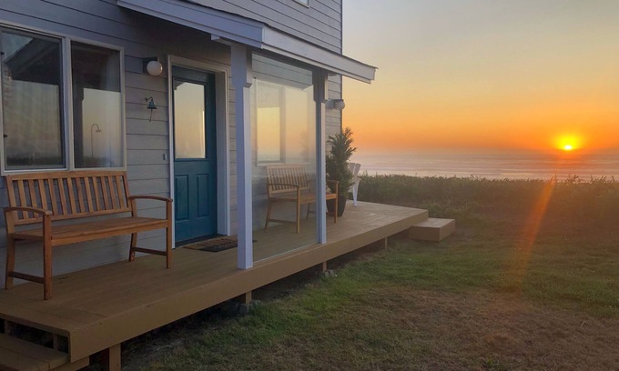 Waldport Maison | Vues sur l'océan de chaque chambre, accès à la plage privée, bain à remous, salle de jeux, Plus!