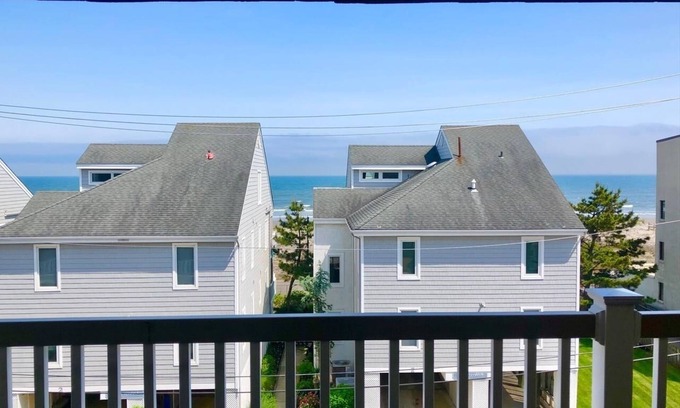 Sea Isle City Copropriété | Ocean views in the heart of town just steps to the beach.