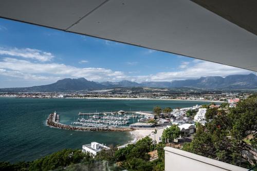 Mountainside Appartement | 'Ocean Views', Modern, Spacious Home, 3 En-suite Bedrooms