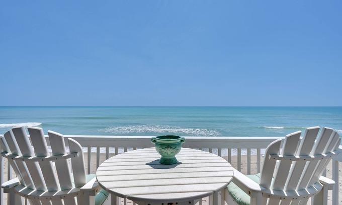Kure Beach Copropriété | Oceanfront, 2 story, end unit. Indoor Pool, Hot Tub, Gym & Sauna.
