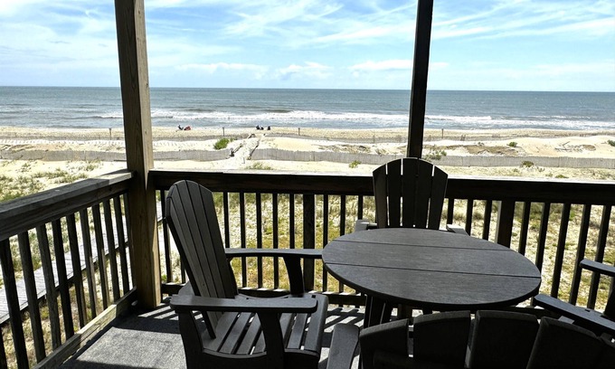 Rodanthe Copropriété | Oceanfront 2BR / 2 Bath Condo deuxième étage avec piscine et terrasse au bord de l'océan