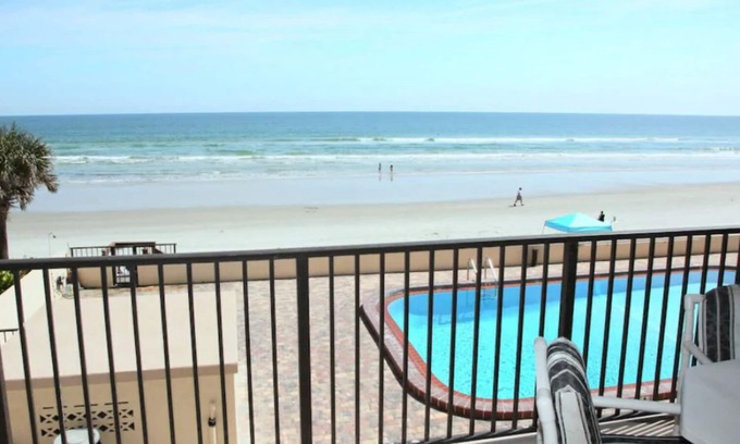 Daytona Beach Shores Copropriété | Oceanfront, 2nd Floor, 2 Bedroom, 2 Bath, Sea Fern, Unit #201 THE POOL IS OPEN