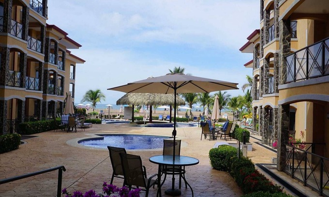 Barrio Los Villalobos Copropriété | Ocean Front 3BDR Condo with direct beach access