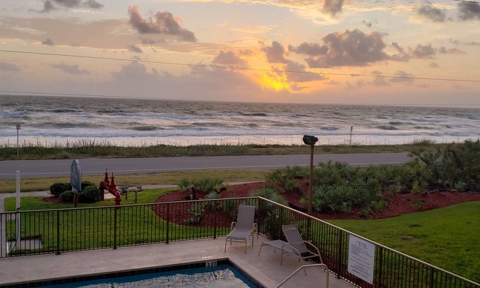 Glenwood Copropriété | OCEANFRONT, Fournitures de plage fournies, ascenseur, lit au lever du soleil sur la mer, baignoire!