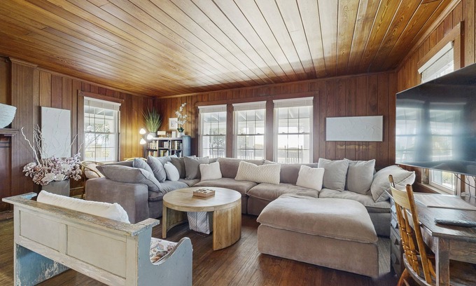 Golden Mile Maison | Beachfront Cottage - Pet Friendly - Near Village Square & Downtown