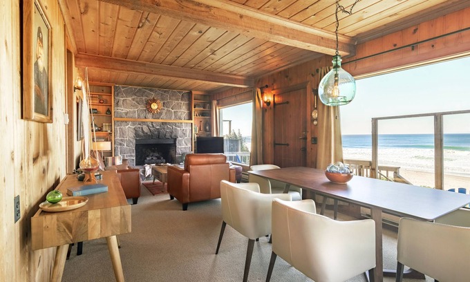 Roads End Maison | Oceanfront Beach Cottage w / meubles haut de gamme du milieu du siècle à Roads End
