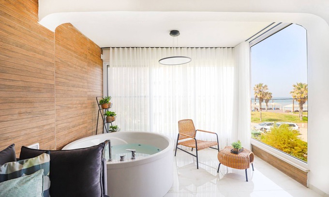 Haifa Appartement | Oceanfront Beach House W Jacuzzi ג׳קוזי על הים