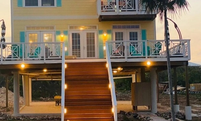 Green Turtle Cay Maison | Oceanfront brand new home with large deck and BBQ. Steps away from sandy beach!