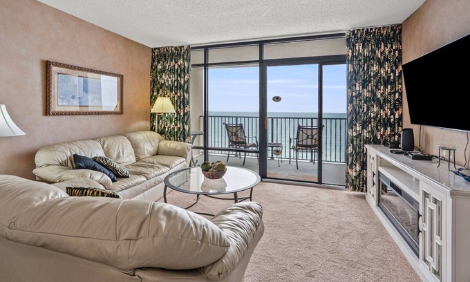Ocean Drive Copropriété | Oceanfront condo with pool, lazy river, and prime location near shops, dining, and beach fun!