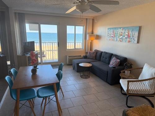 Northeast Virginia Beach Maison | Oceanfront condo, ocean view and indoor pool