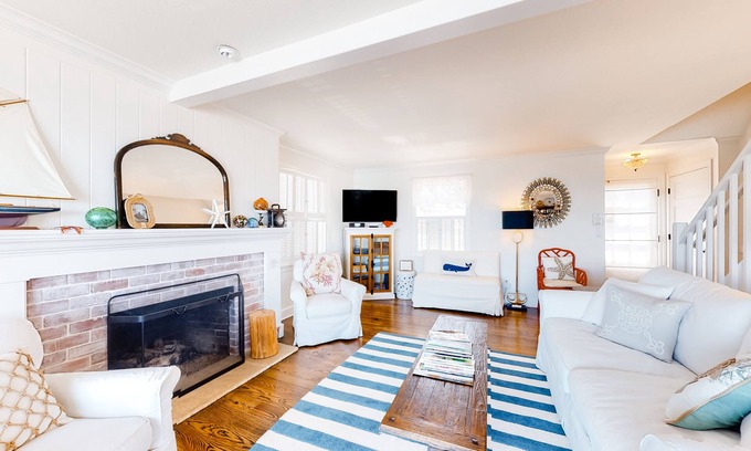 Nelscott Maison | Oceanfront cottage with water-view deck, gas fireplace & washer/dryer