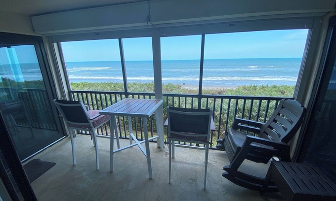 Melbourne Beach Copropriété | Oceanfront - Directly On the Ocean Luxury 3BR Condo Sleeps 6 to 8 - with a pool