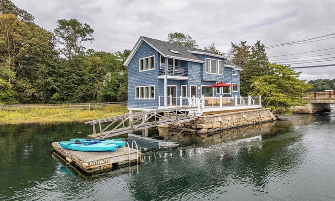 Gloucester Maison | Oceanfront Dock Escape ~ Kayaks & Paddleboards