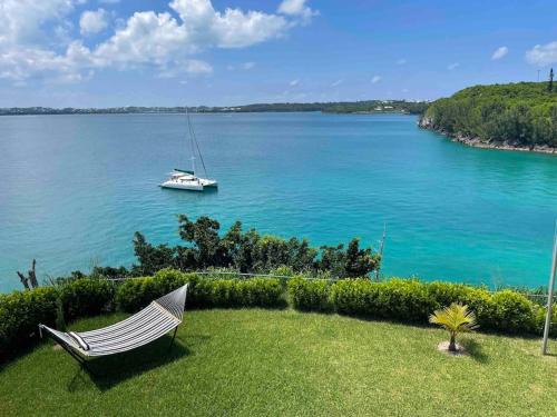 Sandys Maison | Oceanfront Dock of the Bay Retreat