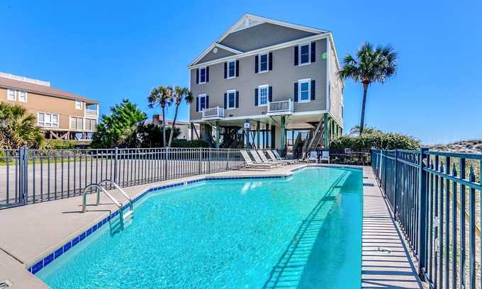 Long Bay Estates Maison | Duplex en bord de mer massif avec 6 cac / 6 ba de chaque côté; total 12 cac / 12 ba