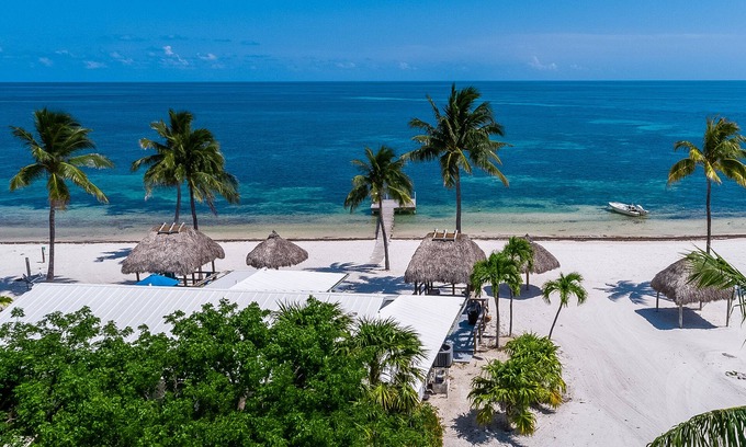 Layton Maison | Duplex en bord de mer avec une belle plage et un quai pour l'accès au bateau! Chiens OK!